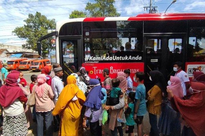 Antrean calon penumpang  yang ingin merasakan layanan Trans Banyumas di Halte Pasar Pon pada Minggu (26/12/2021).