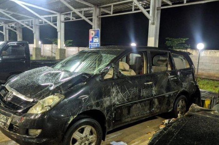Kijang Innova babak belur usai tumbuk pembatas jalan tol Pekalongan