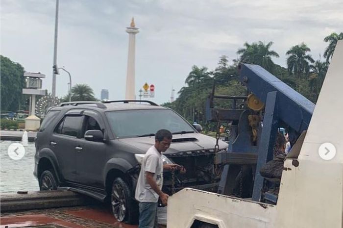 Toyota Fortuner nyemplung di Bundaran Patung Kuda, Jakarta Pusat