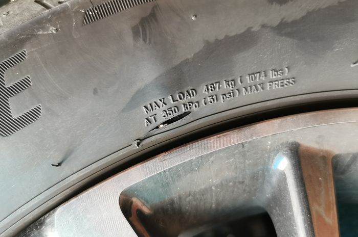 ILUSTRASI. Dinding Ban atau Sidewall Ban Mobil yang Pecah dan Benjol
