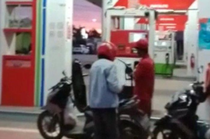 Tangkapan layar video viral mogoknya sejumlah pengendara motor setelah mengisi bahan bakar minyak di salah satu SPBU di Kecamatan Sangatta Utara, Kabupaten Kutai Timur pada Kamis (23/12/2021)