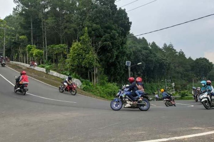Kondisi jalan belokan di jalur Cangar-Pacet Mojokerto, yang dipadati kendaraaan wisatawan saat liburan Natal, Minggu (26/12)
