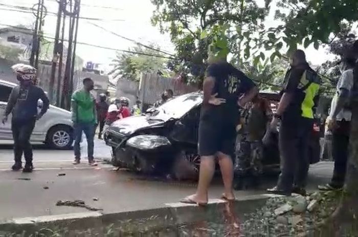 Suzuki Ertiga yang hantam separator di Jalan Iskandar Muda, Jakarta Selatan pada Senin (27/12/2021).