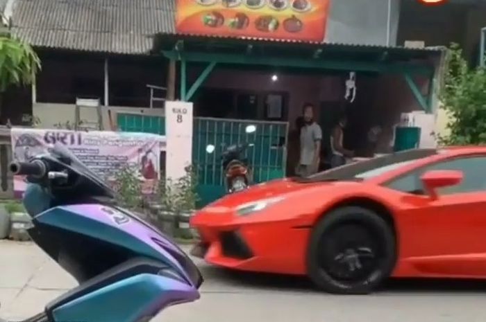 Lamborghini Aventador Superveloce lewat jalanan perkampungan.