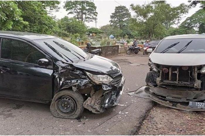 Toyota Avanza (kanan) dan Daihatsu Sigra (kiri) mengalami kecelakaan di kuburan, TPU Puncak Sekuning Palembang