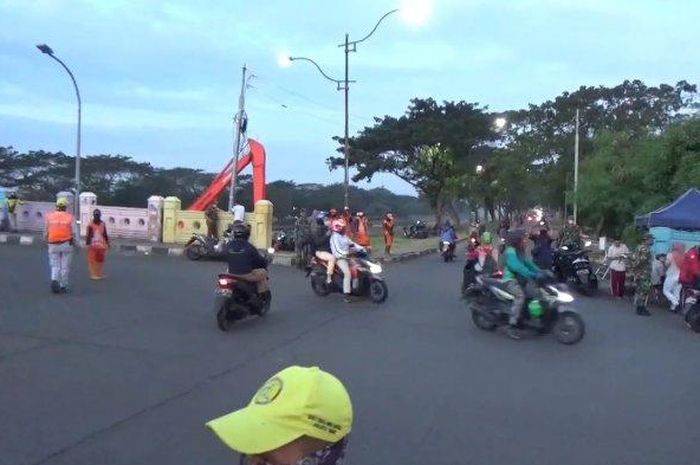 Petugas gabungan tiga pilar Jakarta Timur saat mengawasi penerapan protokol kesehatan di jalur inspeksi KBT, Duren Sawit, Senin 6/7/2020. (foto ilustrasi)