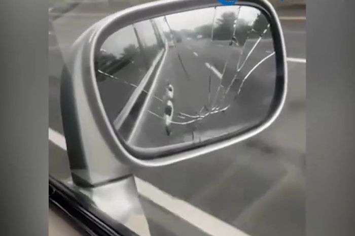 Cuplikan video spion mobil milik Taufan Azis yang dirusak oleh Paspampres.