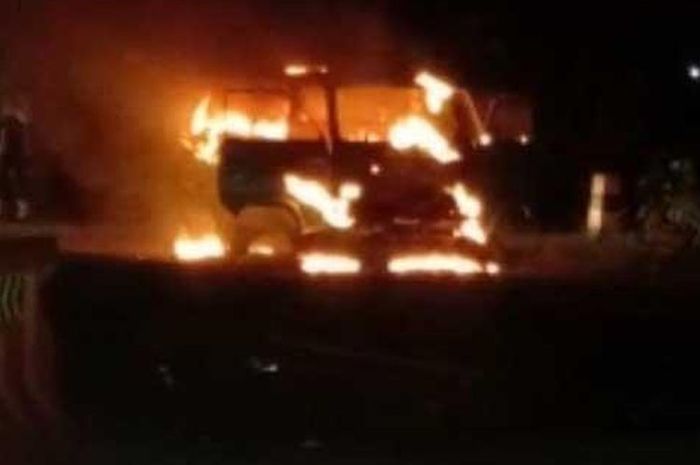 Daihatsu hijet terbakar hebat di Exit Tol Dumpil Madiun