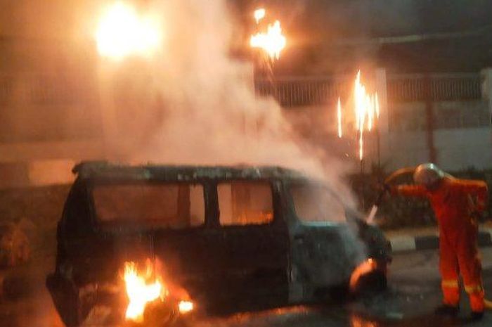 Mikrolet M20 terbakar di Jl TB Simatupang, Ragunan, Pasar Minggu, Jakarta Selatan