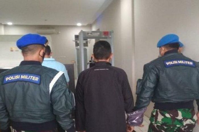 Kolonel Inf Priyanto saat dibawa dua anggota penyidik Polisi Militer di Bandara Sam Ratulangi Manado menuju Bandara Soekarno Hatta