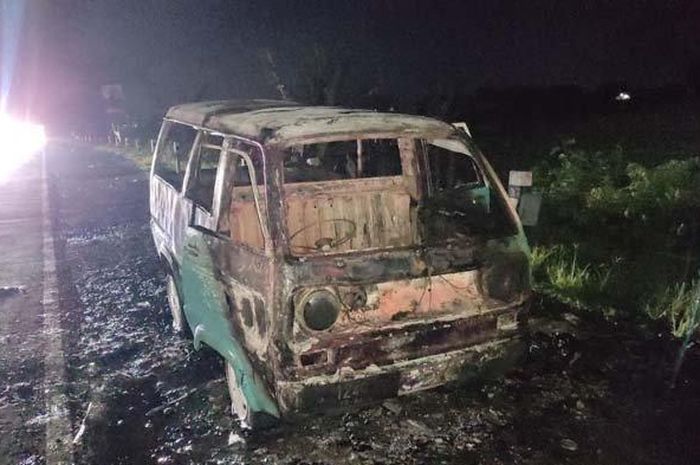 Mitsubishi Minicab L100 ditinggal pemilik saat terbakar di exit tol Dumpil, Madiun, Jatim