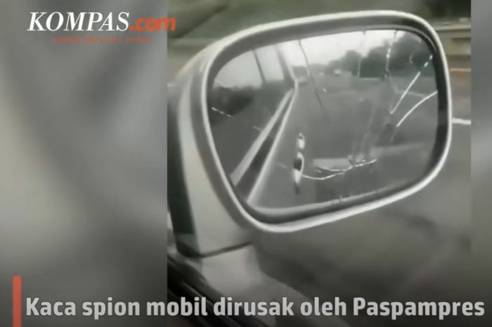 tangkap layar video seorang pengemudi mengaku spion mobilnya dirusak Paspampres, begini penjelasan pihak istana