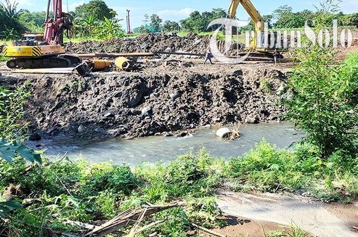 Pengeboran untuk pondasi jembatan Tol Solo-Jogja di sekitar sungai kecil di Dukuh Klinggen, Desa Guwokajen, Kecamatan Sawit, Kabupaten Boyolali, Selasa (28/12/2021)