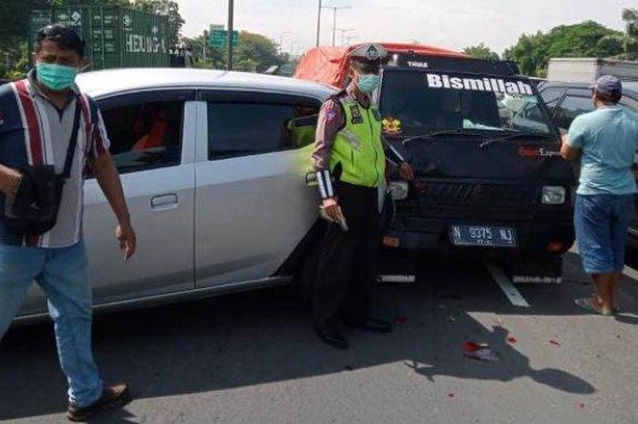 Tabrakan beruntun 7 mobil di rus tol Waru-Perak KM 15.400/B, Jawa Timur
