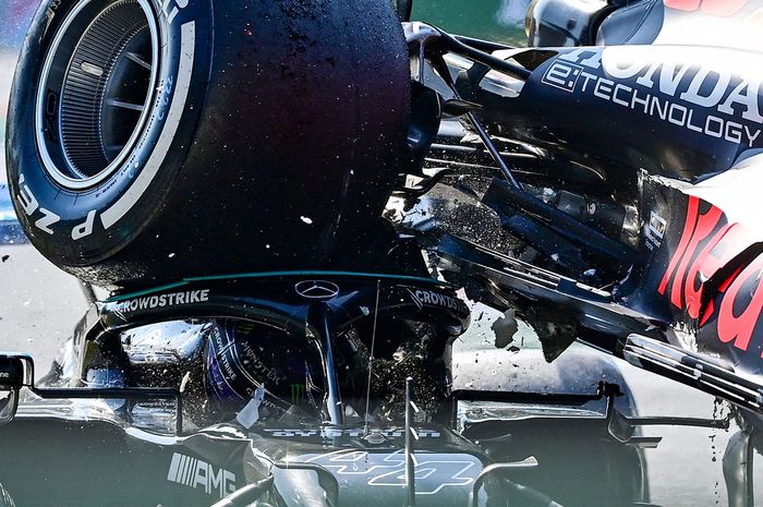 Crash mengerikan beberapa kali terjadi antara Max Verstappen dan Lewis Hamilton di F1 2021