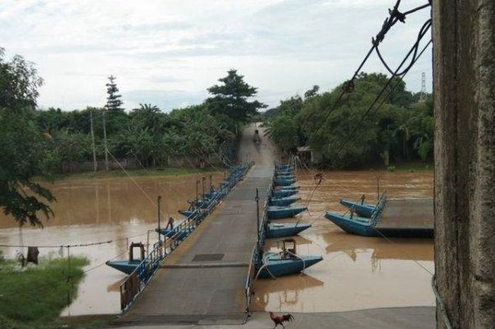 Inilah jembatan penyeberangan yang dibangun Haji Endang dengan cara menempatkan perahu berjajar di atas Sungai Citarum di Dusun Rumambe 1, Desa Anggadita, Kecamatan Klari, Kabupaten Karawang, Jawa Barat