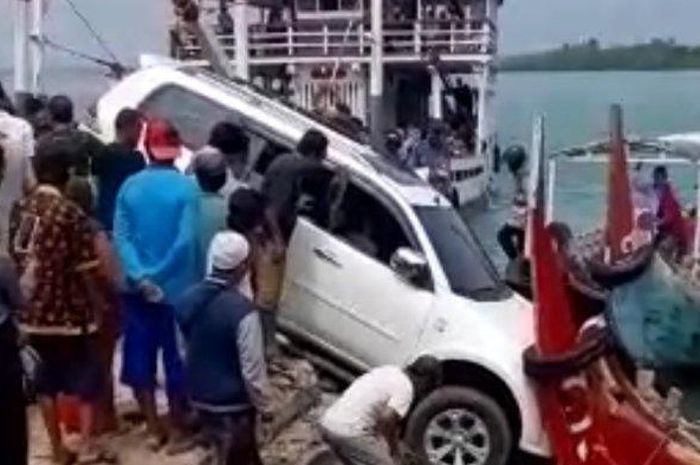 Mitsubishi Pajero Sport hampir kecemplung laut di Pelabuhan Talango, Kabupaten Sumenep, Madura, Jawa Timur, (29/12/2021)