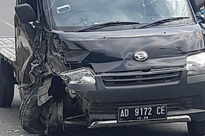 Daihatsu Gran Max yang menyambar Mitsubishi Pajero Sport dan merobohkan jembatan di Miri, kabupaten Sragen, Jawa Tengah
