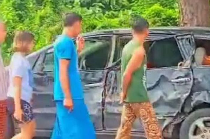 Kondisi Mitsubishi Grandis yang terlibat kecelakaan adu kepala lawan truk Toyota Dyna di Situbondo, Jawa Timur