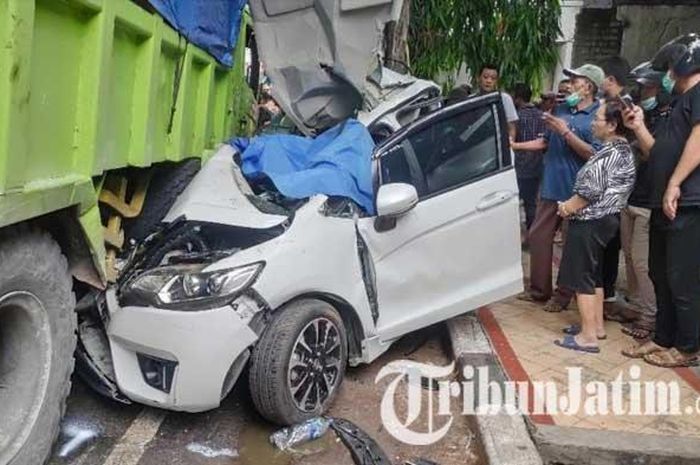 Honda Jazz remuk digilas truk dump hingga mengakibatkan pengemudinya meninggal dunia