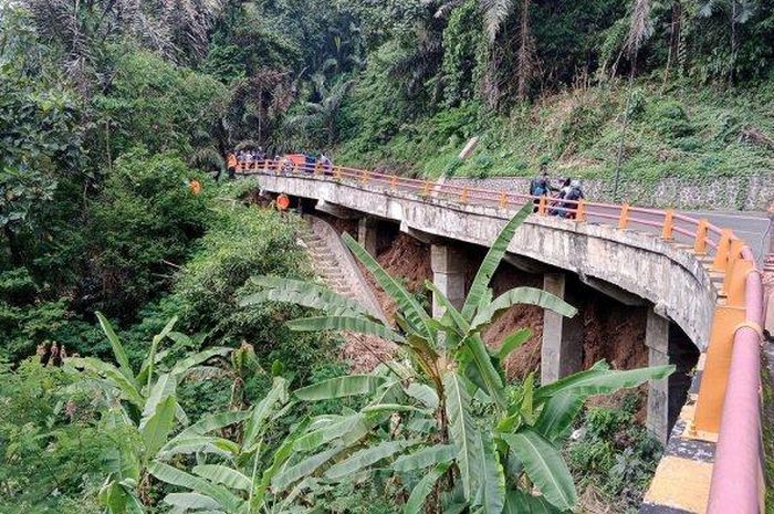 Ilustrasi jalur rawan longsong di Jalan Cadas Pangeran, Sumedang, Jawa Barat