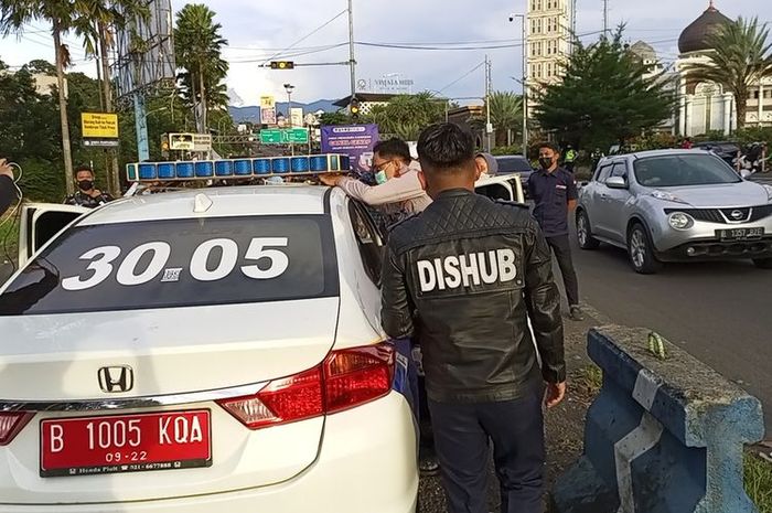 Satlantas Polres Bogor, Jawa Barat, menindak anggota Dinas Perhubungan (Dishub) Kota Bekasi yang nekat melawan arus lalu lintas di pintu keluar Tol Ciawi atau jalur Puncak Bogor, Simpang Gadog, Jumat (31/12/2021).