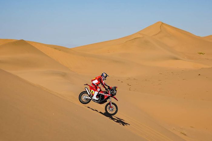 Rider tim Gas Gas Factory Team, Daniel Sanders menjadi yang tercepat pada seri Prologue Reli Dakar 2022