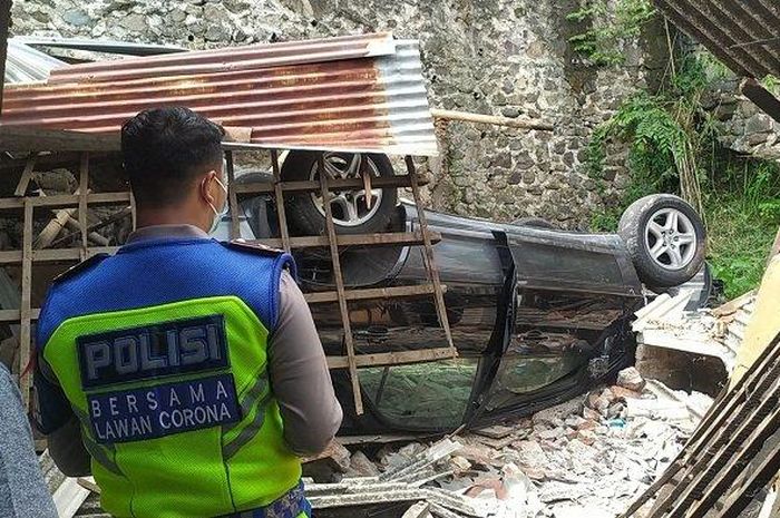 Lexus RX 350 yang terjun bebas menimpa dapur rumah warga di Jomblang, Candisari, kota Semarang, Jawa Tengah