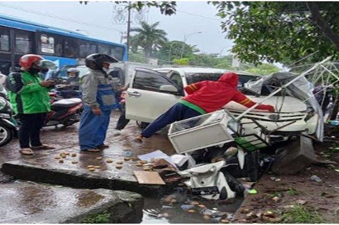 Kondisi saat Daihatsu Xenia menabrak gerobak pempek dan pembeli di Jl R Sukamto, Ilir Timur, kota Palembang, Sumatera Selatan