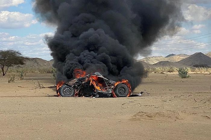 Rebelion DXX yang dikendarai Alexander Pesci sudah terbakar pada sesi pembuka Reli Dakar 2022. Alhasil ia harus ganti mobil. 