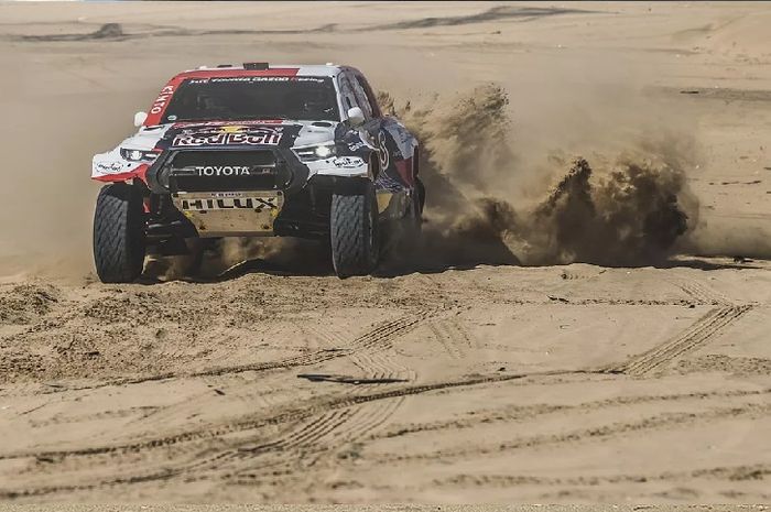 Nasser Al-Attiyah jadi favorit untuk menjadi juara umum Reli Dakar 2022. Performa Toyota Hilux T1+ besutannya yakin bisa mendominasi. 