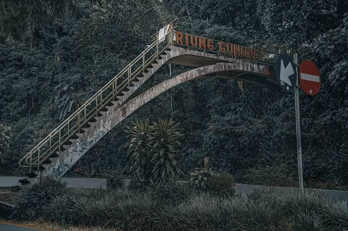 Jembatan tangga yang punya cerita turun-temurun di Riung Gunung Puncak, Bogor.