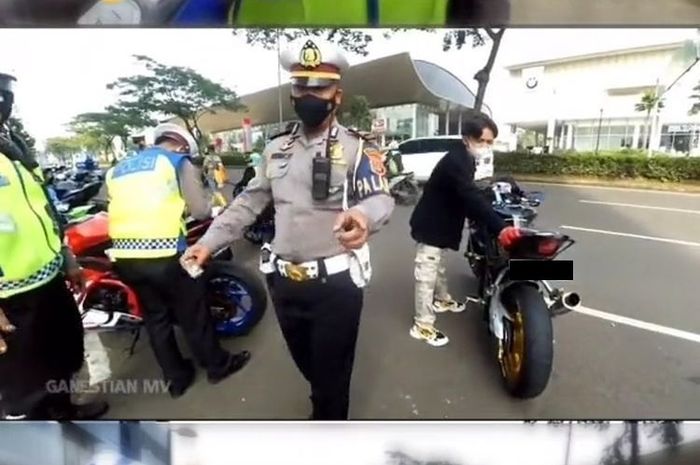Tangkapan layar video seorang pengendara Yamaha R15 pakai knalpot brong ditilang, tapi polisi masih minta kuras tangki