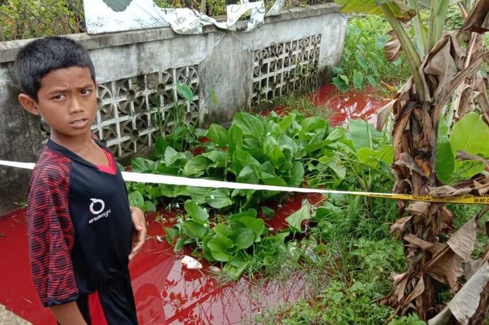  Bikin jalanan macet, ini penampakan air parit di Desa Meunasah Ranto, Kecamatan Lhoksukon, Kabupaten Aceh Utara, Sabtu (1/1/2021) berubah warna menjadi warna merah yang awalnya putih