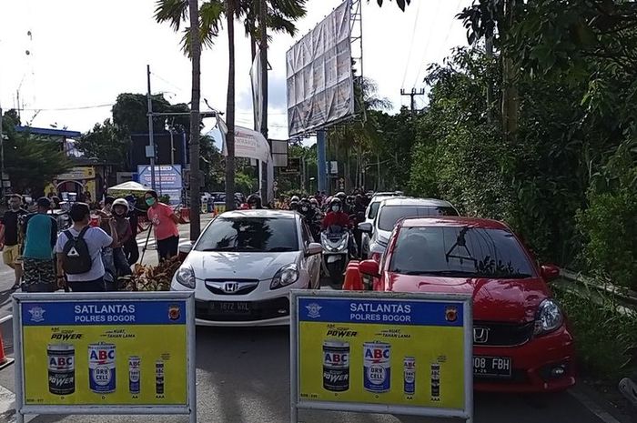 Petugas kepolisian menerapkan pola rekayasa lalu lintas sistem one way atau satu arah ke bawah Jakarta di Simpang Gadog, Ciawi, Kabupaten Bogor, Jawa Barat, Sabtu (1/1/2022)