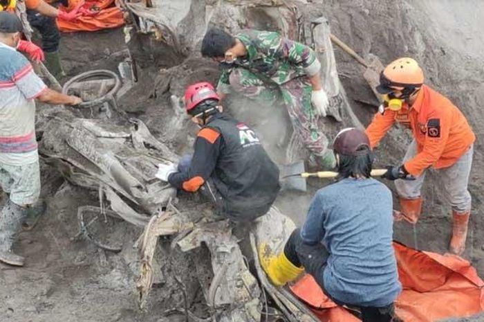 Para relawan saat mengevakuasi dua jenazah yang terjebak dalam truk di area pertambangan Dusun Kebondeli Utara, Desa Sumberwuluh, Kecamatan Candipuro, Kabupaten Lumajang, Kamis (30/12/2021)