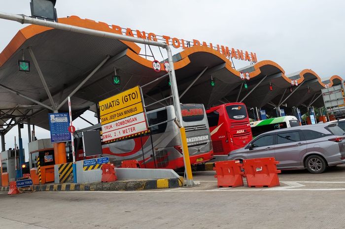 Sebanyak 20 ribu kendaraan tercatat melintas Gerbang Tol (GT) Cikopo-Palimanan (Cipali) pada H+2 Tahun Baru 2022 atau Minggu (2/1/2022) dari pagi hingga sore hari.