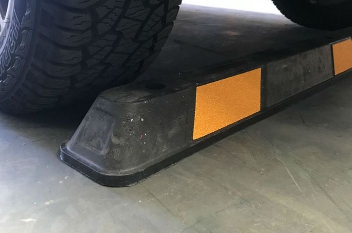 Ban mobil jangan sampai tertekan car stopper atau pinggiran trotoar saat parkir (ilustrasi)