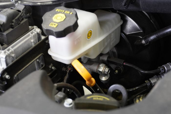 Tabung Minyak Rem Mobil