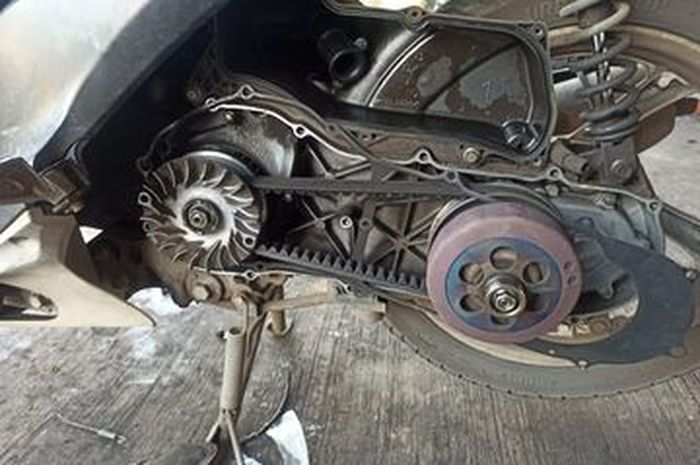 Ilustrasi pembongkaran CVT motor matik.