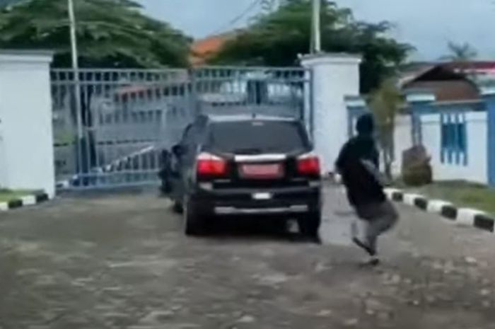 Rekaman video saat Chevrolet Orlando berisi imigran Palestina kabur dengan menabak pagar Rudenim di Raci, Pasuruan, Jawa Timur