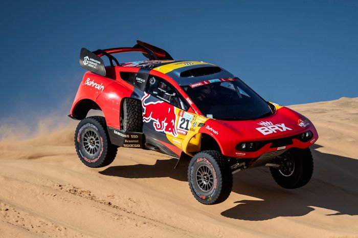 Finis terdepan di etape 2 Reli Dakar 2022, Sebastien Loeb kejar Nasser Al-Attiyah di puncak klasemen sementara.