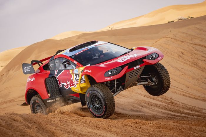 Ngebut mati-matian dan taktik cerdik jadi kunci Sebastien Loeb (211) rebut kemenangan di etape 2 Reli Dakar 2022.