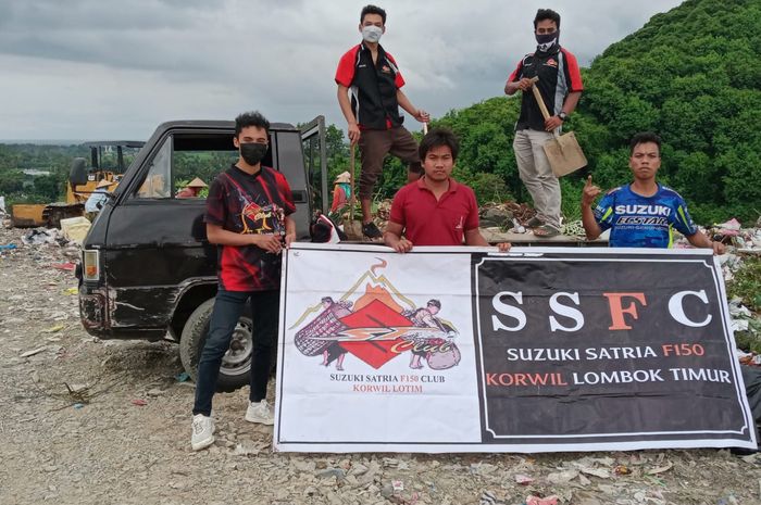 SSFC Korwil Lombok Timur bantu warga bersih-bersih sampahh sisa banjir bandang