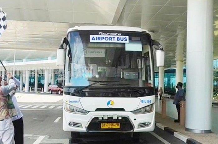 Bus bandara DAMRI yang dioperasikan di wilayah Banjarmasin, Kalimantan Selatan.