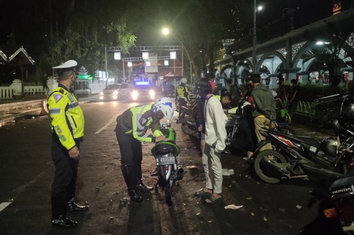 Polisi menindak motor knalpot tidak standard di Gresik