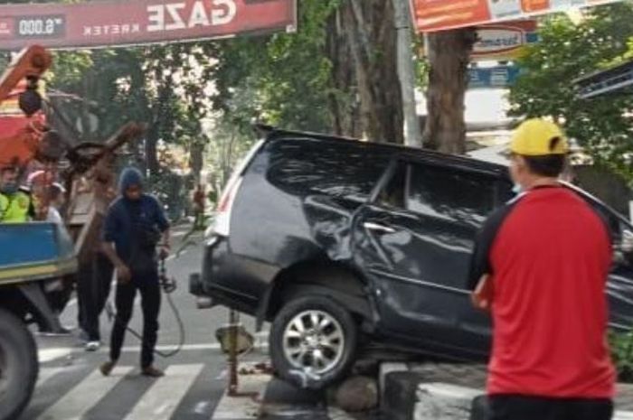 Toyota Kijang Innova dievakuasi petugas setelah ditebas Honda Revo di Jl Kartini, Sidoarjo, Jawa Timur