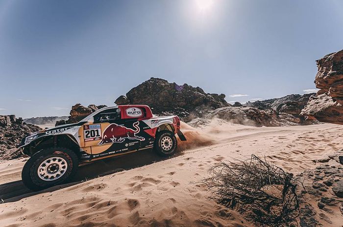 Nasser Al-Attiyah makin mendominasi peringkat pertama Reli Dakar 2022. Rival utamanya bertumbangan. 