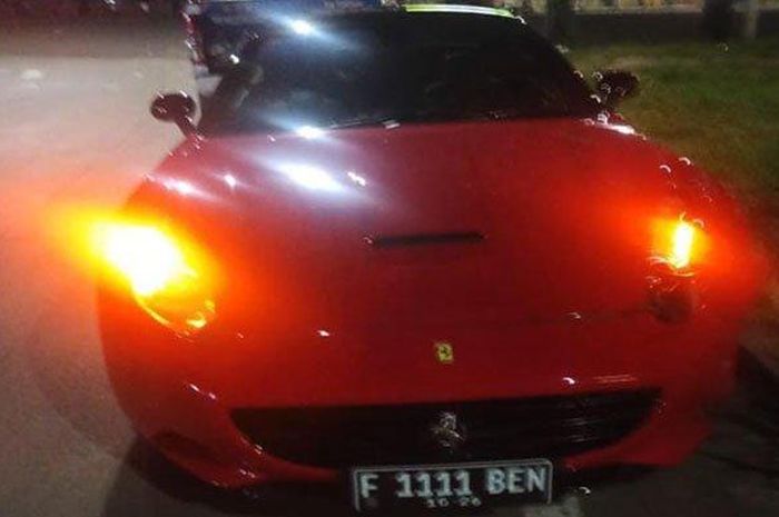 Ferrari ditabrak Honda Vario yang diduga menerobos lampu lalu lintas