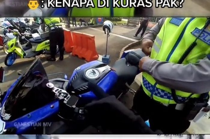 Pengendara Yamah R15 dibuat heran dengan hukuman kuras tangki bensin, meski sudah ditilang oleh petugas polisi.